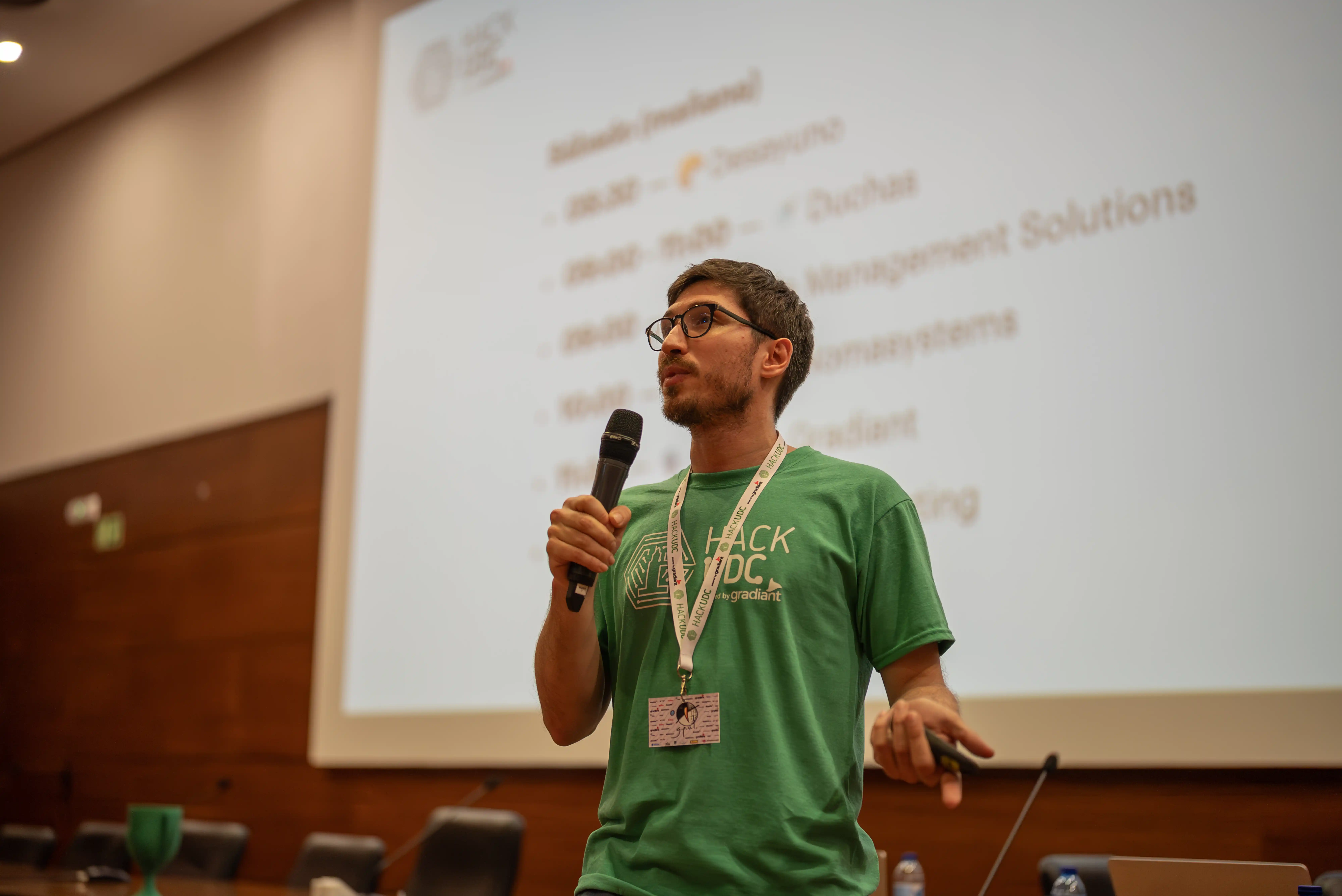 Bruno Cabado speaking at HackUDC 2025